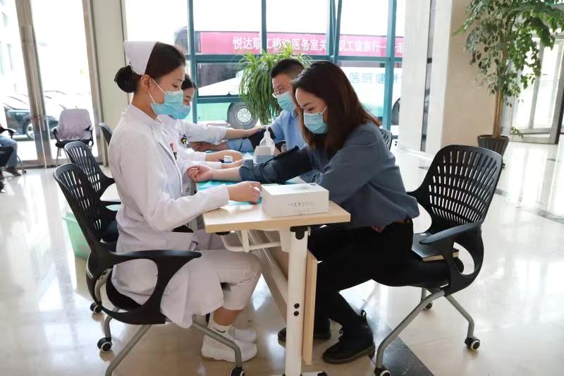 YH533388银河职工移动医务室关爱职工健康行—走进资本公司1.jpg